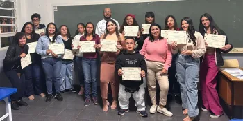 Alunos recebem certificados ap�s a conclus�o de curso profissionalizante do programa Trampolim