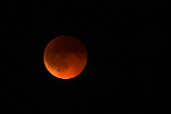 O eclipse lunar ocorre quando a Lua entra na sombra projetada pela Terra