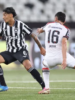 Medina em a��o no jogo entre Botafogo e Athletico-PR - V�tor Silva/Botafogo