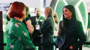 Asha Sharma (� direita) falando � BBC
