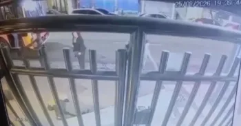 C�meras de seguran�a registraram o momento em que a estrutura met�lica caiu sobre uma mulher e uma crian�a, na noite de ter�a-feira (25), na Avenida Nossa Senhora de Copacabana, na Zona Sul do Rio. Reprodu��o - Redes Sociais