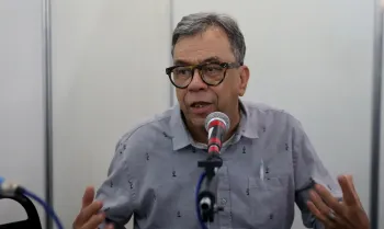 Bras�lia - O curador da 33� Feira do Livro de Bras�lia, Luis Turiba, concede entrevista � Radio Nacional de Bras�lia (Wilson Dias/Ag�ncia Brasil)