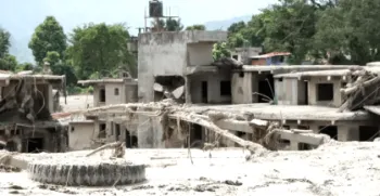 Escombros causados pela inunda��o no Nepal ANI VIA REUTERS