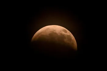 A Lua fica vermelha durante um eclipse lunar parcial sobre a Cidade do M�xico em 27 de agosto de 2026