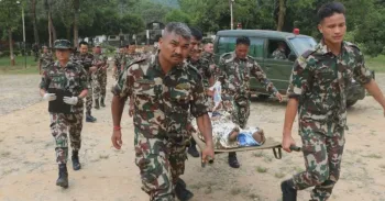 Soldados carregando uma v�tima de enchente em uma maca NEPALI ARMY VIA REUTERS
