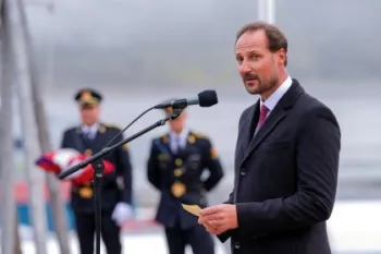 Rei da Noruega Haakon em Longyearbyen, Svalbard 14/8/2025 NTB/Lise Aaserud/via REUTERS