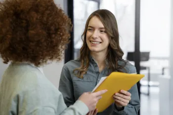 Profissionais conversando no ambiente de trabalho sobre gest�o de pessoas.