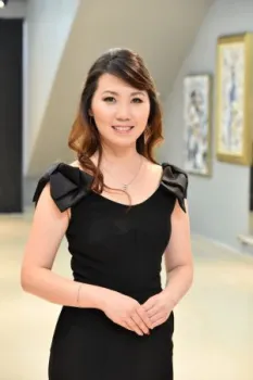 Yoona Kim, jornalista e escritora