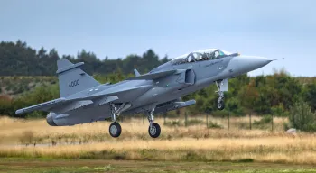 Gripen F durante o voo inaugural