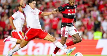 Wallace Yan se antecipa para fazer o segundo gol do Flamengo contra o Benfica (Divulga��o/Flamengo)