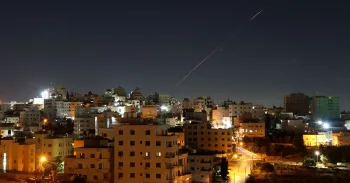 M�sseis lan�ados do Ir� em dire��o a Israel s�o vistos no c�u sobre a cidade de Hebron, na Cisjord�nia, em 7 de junho de 2026 Anadolu via Getty Images