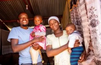 Azariah Samuel (� esquerda) e sua fam�lia em Nair�bi, em 2024, quatro anos depois de eles e outros membros da comunidade Shona terem recebido a cidadania queniana.