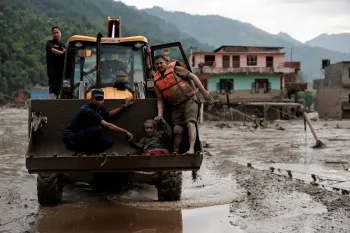 Sobrevivente � transportado em escavadeira ap�s enchente repentina em Trishuli, no distrito de Nuwakot, no Nepal REUTERS/Navesh Chitrakar
