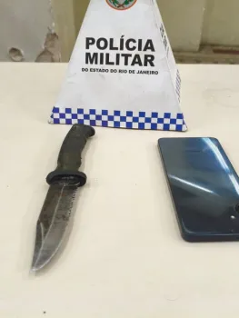 Faca e celular apreendidos na a��o - Divulga��o