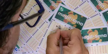 Volantes da Mega-Sena sendo preenchidos para apostas em casas lot�ricas da Caixa. Foto: Rafa Neddermeyer/Ag�ncia Brasil/Arquivo