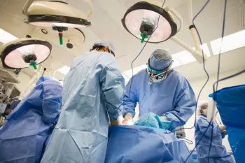 Homem tentou curar vazamentos na bexiga aplicando cola super forte na uretra e precisou de cirurgia (Imagem: Getty Images)