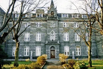 As acusa��es abrangem 17 anos, com crimes alegadamente ocorridos principalmente nas instala��es do Nazareth House em Aberdeen e Bonnyrigg, Midlothian