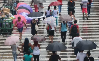A popula��o deve acompanhar os alertas meteorol�gicos e adotar medidas preventivas durante a ocorr�ncia de tempestades.