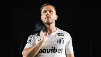 Arthur foi anunciado como refor�o do Santos Divulga��o/Santos
