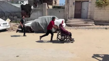Palestinos na Cidade de Gaza corriam em p�nico enquanto Israel atacava a regi�o. (01.09.26) REUTERS