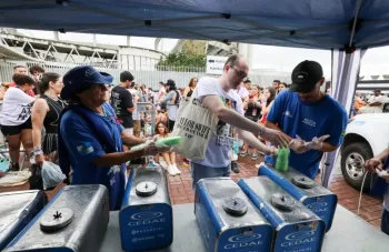�gua foi distribu�da para o p�blico do show de Taylor Swift no Rio de Janeiro ap�s morte de f� da cantora (Reprodu��o/X/Governo do RJ)