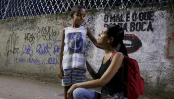 Alvinho com a m�e, Priscila, no Graja�, onde est�o vivendo Foto: Marcelo Theobald