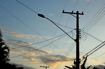 Postes s�o compartilhados por distribuidoras de energia e empresas de telecomunica��es Foto: Getty Images