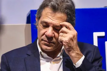 No depoimento � Pol�cia Civil, o motorista afirmou que estava dentro do carro com as luzes acesas e o vidro abaixado quando ouviu a voz.