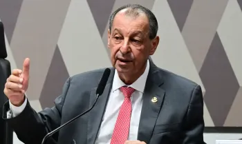 Senador Omar Aziz (PSD-AM), relator da PEC que acaba com a jornada 6x1, em reuni�o da CCJ