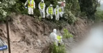 Agentes de seguran�a realizam enterro em massa de v�timas n�o identificadas das enchentes do Nepal do dia 26 de agosto, segundo Clip Lions via @MyhoodBR.