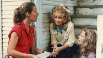 Dolly Parton e Daryl Hannah no set de filmagem de 