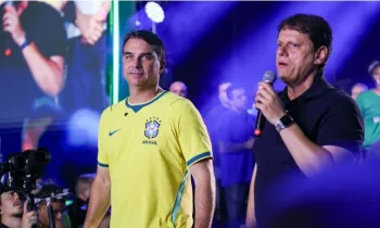 Candidato do PL � Presid�ncia, Fl�vio Bolsonaro, e o governador de SP, Tarc�sio de Freitas (Republicanos) - Cr�dito: TOMZ� FONSECA/MODUSFOCUS/ESTAD�O CONTE�DO