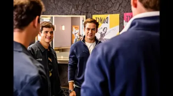 Mau Mau (Jo�o Victor Gon�alves) e Felipe (Pietro Antonelli) na novela 'Quem ama cuida'. Foto: Beatriz Damy/Rede Globo (Ajustada por IA)