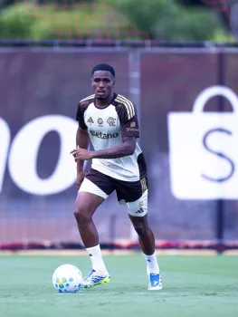 Evertton Araujo em treino do Flamengo - Gilvan de Souza / Flamengo