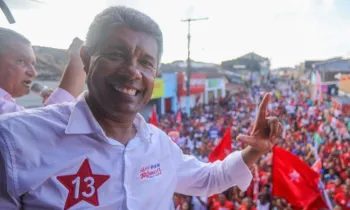 Ele disputa principalmente com ACM Neto
