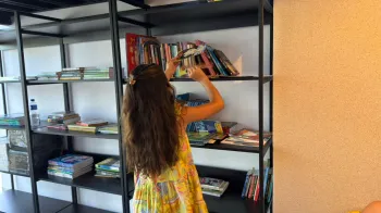 Estante colaborativa na Esta��o Leitura do Jardim Goi�s Mall est� aberta a doa��es