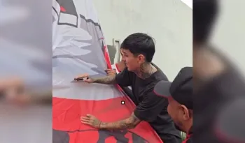 Pulgar assinou bandeira do Flamengo. Foto: Reprodu��o