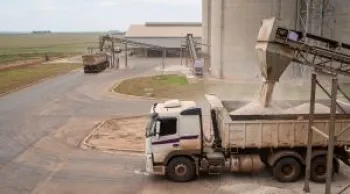 Ilustra��o sobre log�stica e uso de fertilizantes na agricultura