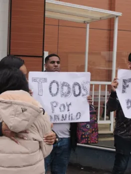 Amigos de Danilo Jander Francisco Alves realizam manifesta��o na porta de hospital - Carlos Elias Junior / Ag�ncia O DIA