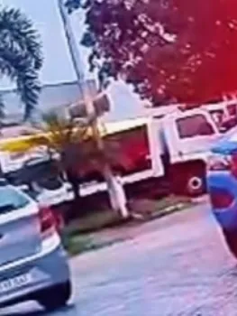 Carro estava parado no estacionamento de um posto de combust�veis em Nova Igua�u - Reprodu��o / Redes Sociais