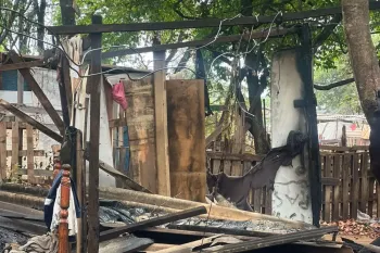 Casa foi completamente destru�da pelo inc�ndio (Foto: Redes Sociais)