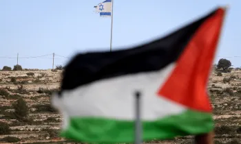 Bandeiras palestiniana e israelense na vila de Umm Safa, Cisjord�nia; ZAIN JAAFAR / AFP