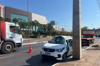 Ana Julia Cortez perdeu o controle e atingiu um poste na Avenida Miguel Sutil. Foto: Ariane Locatelli