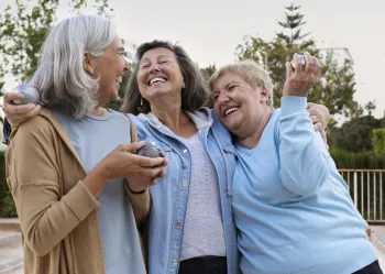 Idosos que mant�m v�nculos com amigos e praticam atividades coletivas t�m melhor sa�de emocional. Foto: Magnific