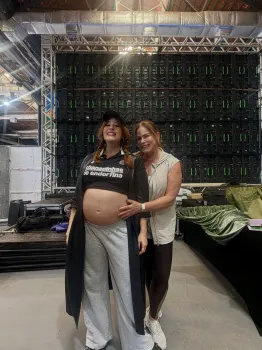 Renata Ceribelli com a filha Marcela Ceribelli, gr�vida de g�meos, em foto compartilhada pelo Instagram.