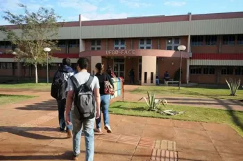 Alunos no campus da UFGD. (Foto: Divulga��o/UFGD)