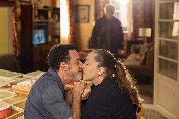 En�as (Glic�rio do Ros�rio) e Elisa (Isabela Garcia) se aproximam, mas s�o flagrados por Otoniel (Tony Ramos) em 'Quem ama cuida'. Foto: Ang�lica Goudinho/Rede Globo