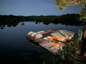 Redes preparadas para a experi�ncia de pernoite na floresta no Juma Amazon Lodge
