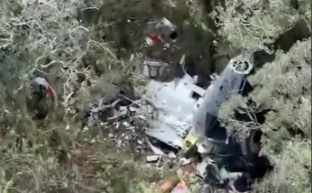 Destro�os do avi�o localizado em mata fechada. (Foto: Reprodu��o/Globo)