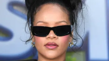 Rihanna chega ao restaurante C�sar em Paris